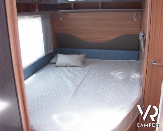 Eriba Exciting 485:caravan nuova a Torino con letto alla francese comodo, doccia separata e ampia dinette