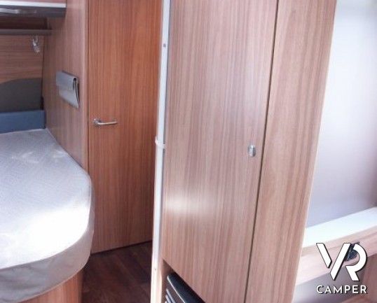 Eriba Exciting 485:caravan nuova a Torino con letto alla francese comodo, doccia separata e ampia dinette