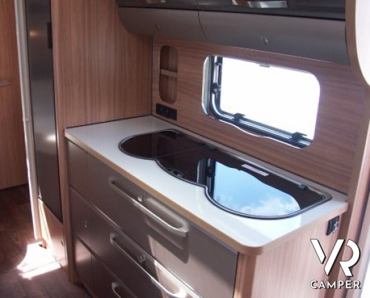 Hymer Eriba Exciting 505: caravan nuova con 6 posti letto, dinette centrale, letto alla francese, frigorifero grande, letti a castello