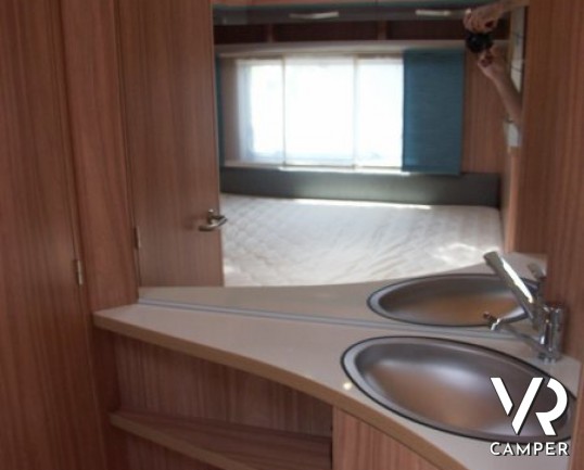 Hymer Eriba Exciting 505: caravan nuova con 6 posti letto, dinette centrale, letto alla francese, frigorifero grande, letti a castello