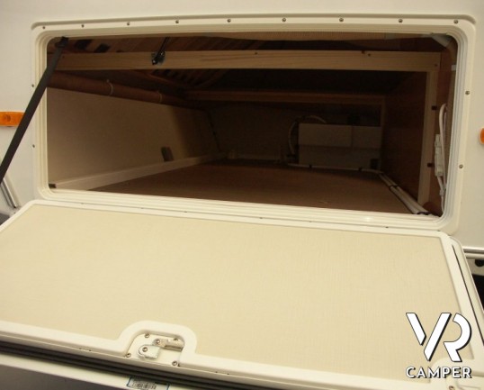 Eriba Feeling 425: caravan nuova a Torino ribassata su telaio AL-KO ribassato, letto sul tetto a soffietto, 5 posti.