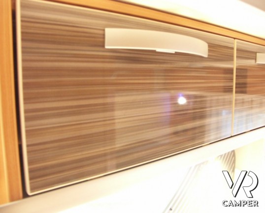 Eriba Feeling 425: caravan nuova a Torino ribassata su telaio AL-KO ribassato, letto sul tetto a soffietto, 5 posti.