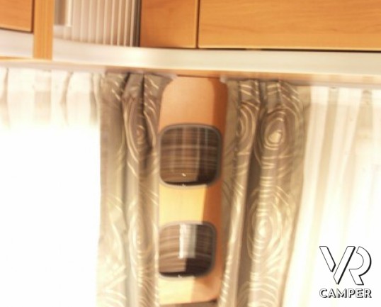 Eriba Feeling 425: caravan nuova a Torino ribassata su telaio AL-KO ribassato, letto sul tetto a soffietto, 5 posti.