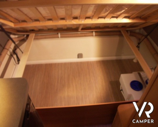 Eriba Feeling 425: caravan nuova a Torino ribassata su telaio AL-KO ribassato, letto sul tetto a soffietto, 5 posti.