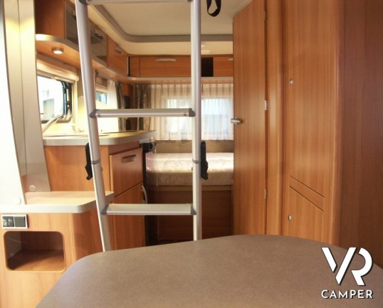 Eriba Feeling 425: caravan nuova a Torino ribassata su telaio AL-KO ribassato, letto sul tetto a soffietto, 5 posti.