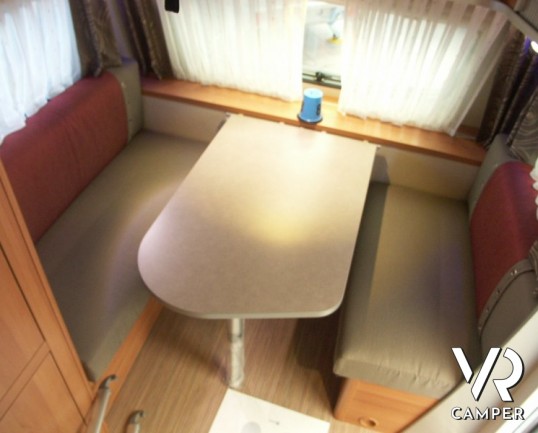 Eriba Feeling 425: caravan nuova a Torino ribassata su telaio AL-KO ribassato, letto sul tetto a soffietto, 5 posti.