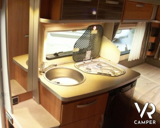 Eriba Feeling 425: caravan nuova a Torino ribassata su telaio AL-KO ribassato, letto sul tetto a soffietto, 5 posti.