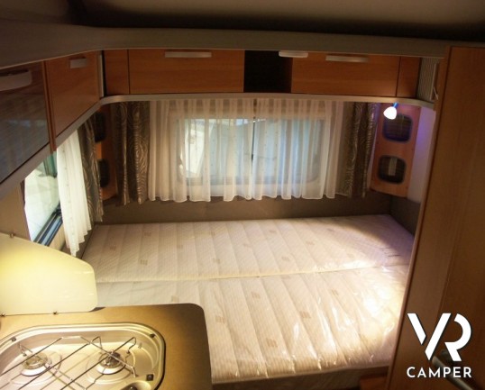 Eriba Feeling 425: caravan nuova a Torino ribassata su telaio AL-KO ribassato, letto sul tetto a soffietto, 5 posti.