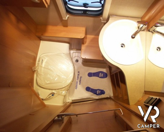 Eriba Feeling 425: caravan nuova a Torino ribassata su telaio AL-KO ribassato, letto sul tetto a soffietto, 5 posti.