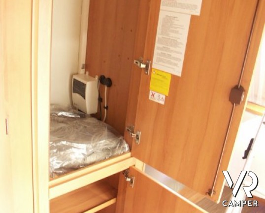 Eriba Feeling 425: caravan nuova a Torino ribassata su telaio AL-KO ribassato, letto sul tetto a soffietto, 5 posti.