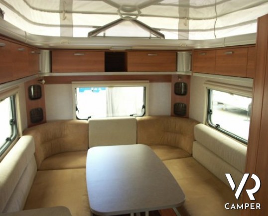 Eriba Feeling 430: caravan usata a Torino, introvabile sul mercato con il tetto rialzabile e solo 1.100 kg di peso a pieno carico.