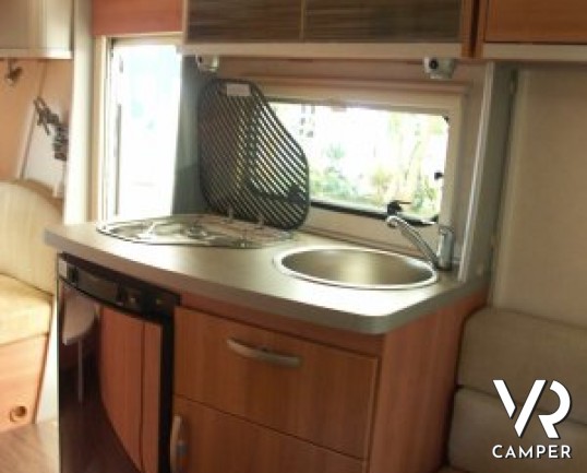 Eriba Feeling 430: caravan usata a Torino, introvabile sul mercato con il tetto rialzabile e solo 1.100 kg di peso a pieno carico.