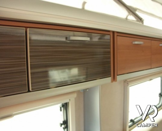 Eriba Feeling 430: caravan usata a Torino, introvabile sul mercato con il tetto rialzabile e solo 1.100 kg di peso a pieno carico.