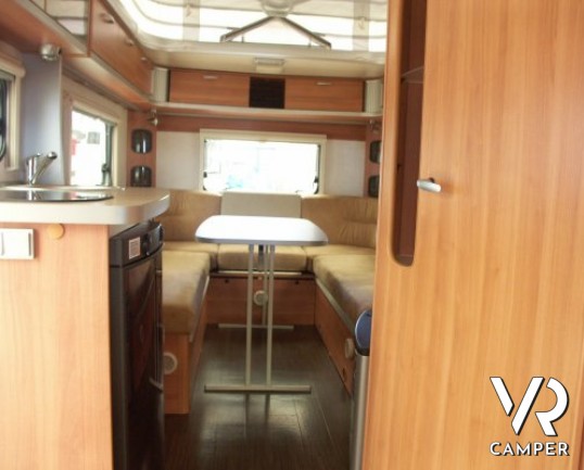 Eriba Feeling 430: caravan usata a Torino, introvabile sul mercato con il tetto rialzabile e solo 1.100 kg di peso a pieno carico.