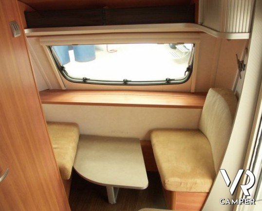 Eriba Feeling 430: caravan usata a Torino, introvabile sul mercato con il tetto rialzabile e solo 1.100 kg di peso a pieno carico.