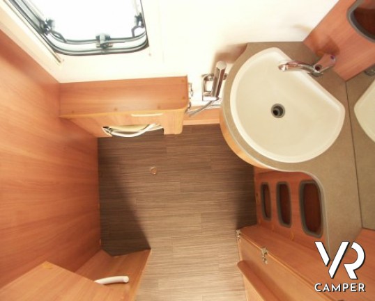 Eriba Feeling 430: caravan usata a Torino, introvabile sul mercato con il tetto rialzabile e solo 1.100 kg di peso a pieno carico.