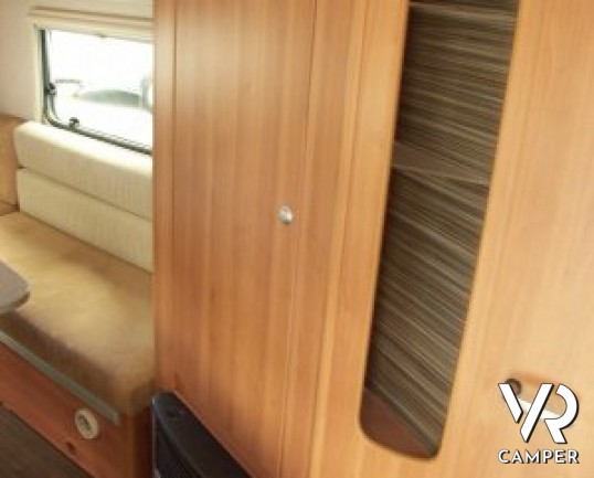 Eriba Feeling 430: caravan usata a Torino, introvabile sul mercato con il tetto rialzabile e solo 1.100 kg di peso a pieno carico.