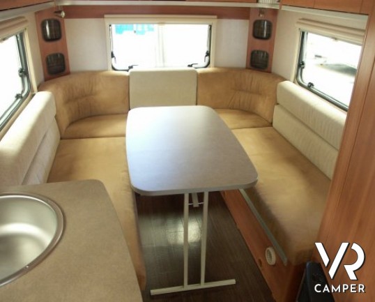 Eriba Feeling 430: caravan usata a Torino, introvabile sul mercato con il tetto rialzabile e solo 1.100 kg di peso a pieno carico.