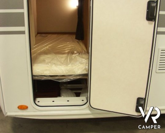 Hymer Eriba Living 525: roulotte nuova a Torino con sei posti letto, letto matrimoniale sul timone e letti a castello con garage in coda.