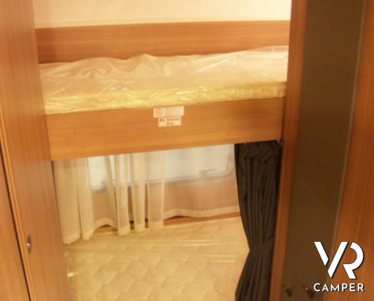 Hymer Eriba Living 525: roulotte nuova a Torino con sei posti letto, letto matrimoniale sul timone e letti a castello con garage in coda.