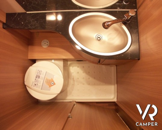 Hymer Eriba Living 525: roulotte nuova a Torino con sei posti letto, letto matrimoniale sul timone e letti a castello con garage in coda.