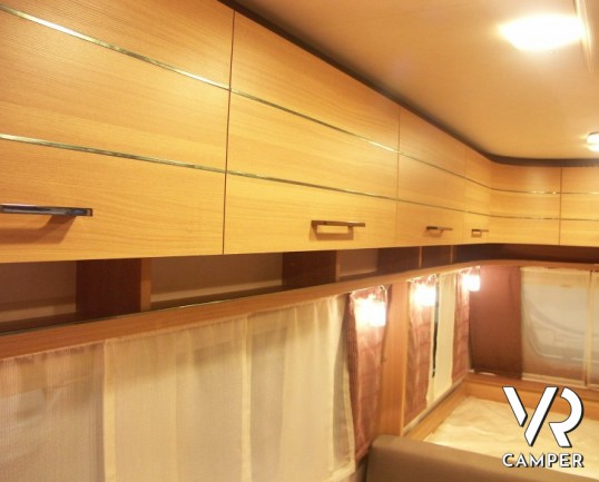 Hymer Eriba Living 525: roulotte nuova a Torino con sei posti letto, letto matrimoniale sul timone e letti a castello con garage in coda.