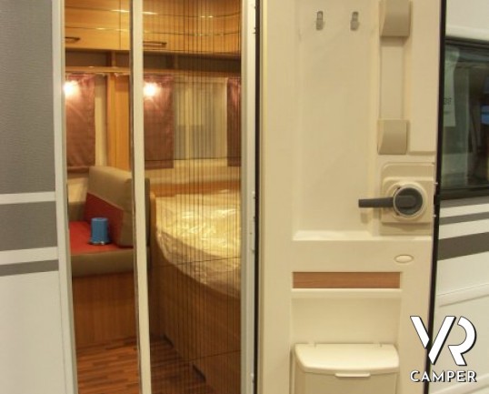 Hymer Eriba Living 525: roulotte nuova a Torino con sei posti letto, letto matrimoniale sul timone e letti a castello con garage in coda.