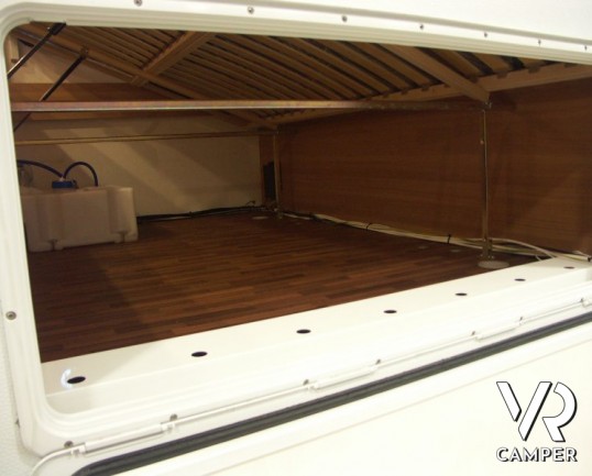 Hymer Eriba Living 525: roulotte nuova a Torino con sei posti letto, letto matrimoniale sul timone e letti a castello con garage in coda.