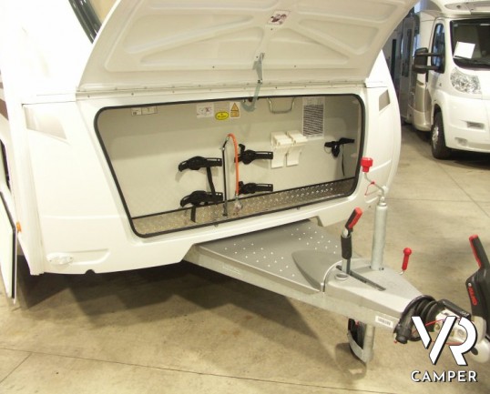 Hymer Eriba Living 525: roulotte nuova a Torino con sei posti letto, letto matrimoniale sul timone e letti a castello con garage in coda.