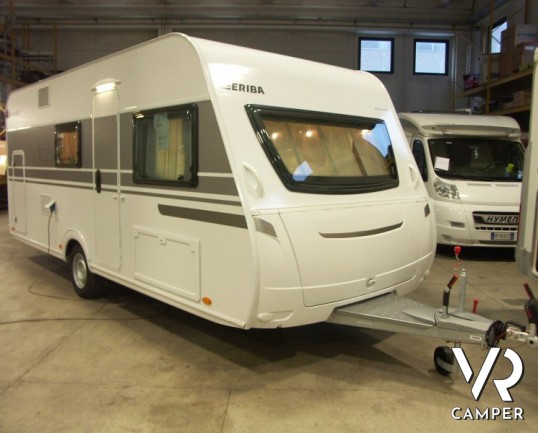 Hymer Eriba Living 525: roulotte nuova a Torino con sei posti letto, letto matrimoniale sul timone e letti a castello con garage in coda.