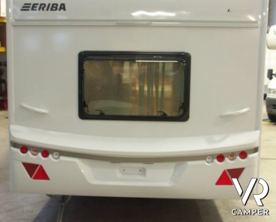 Hymer Eriba Living 525: roulotte nuova a Torino con sei posti letto, letto matrimoniale sul timone e letti a castello con garage in coda.