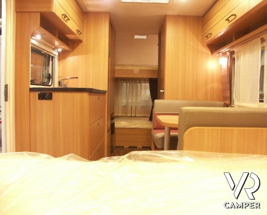 Hymer Eriba Living 525: roulotte nuova a Torino con sei posti letto, letto matrimoniale sul timone e letti a castello con garage in coda.
