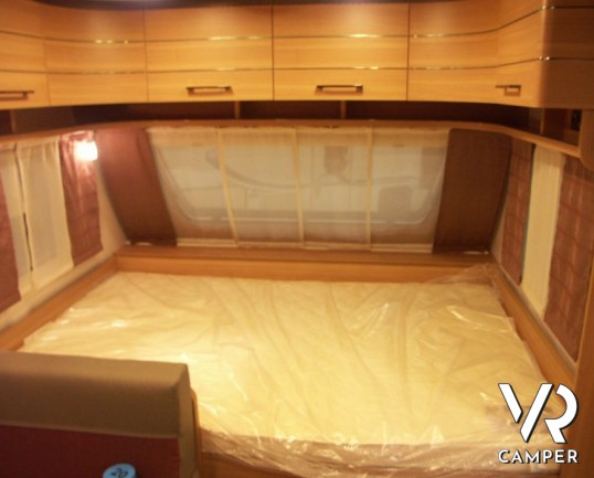 Hymer Eriba Living 525: roulotte nuova a Torino con sei posti letto, letto matrimoniale sul timone e letti a castello con garage in coda.