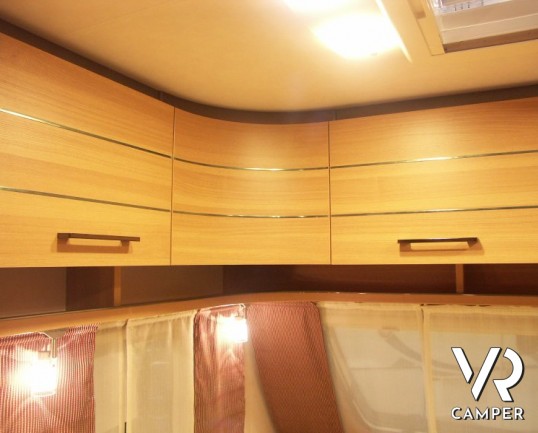 Hymer Eriba Living 525: roulotte nuova a Torino con sei posti letto, letto matrimoniale sul timone e letti a castello con garage in coda.