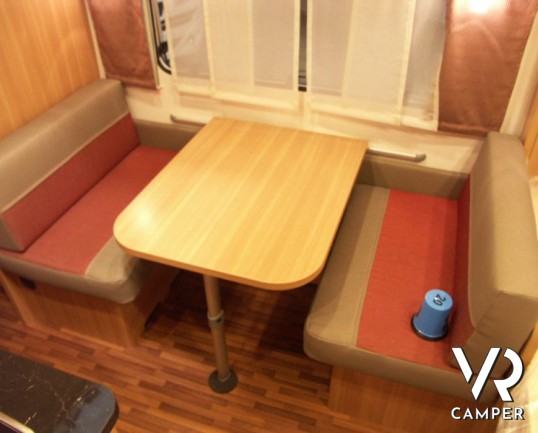 Hymer Eriba Living 525: roulotte nuova a Torino con sei posti letto, letto matrimoniale sul timone e letti a castello con garage in coda.