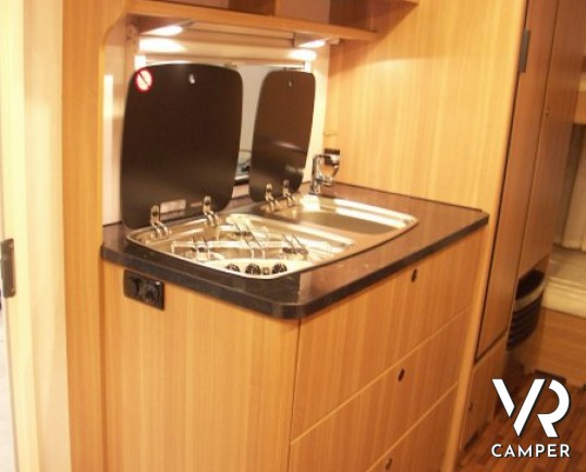 Hymer Eriba Living 525: roulotte nuova a Torino con sei posti letto, letto matrimoniale sul timone e letti a castello con garage in coda.