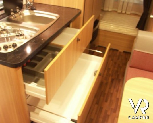 Hymer Eriba Living 525: roulotte nuova a Torino con sei posti letto, letto matrimoniale sul timone e letti a castello con garage in coda.