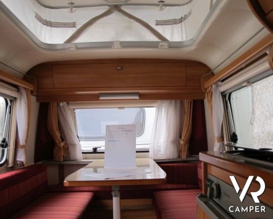 Eriba Touring Puck 120 GT: caravan compatta con solo 650 kg di peso, trainabile con qualsiasi autovettura.