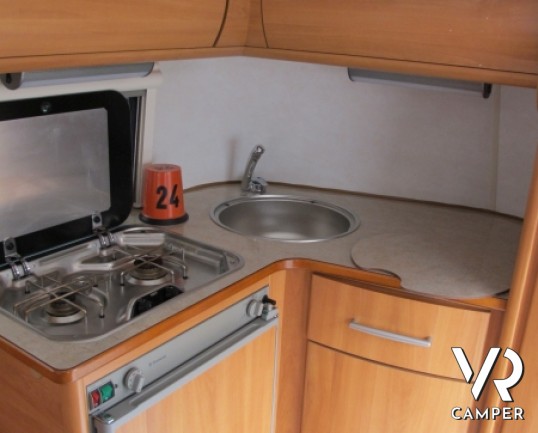 Eriba Touring Puck 120 GT: caravan compatta con solo 650 kg di peso, trainabile con qualsiasi autovettura.