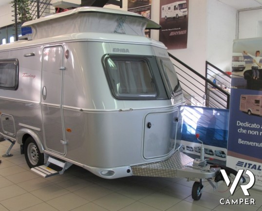 Eriba Touring 310 Silver Edition: caravan nuova a Torino in versione Silver, 3 posti letto, ideale per 2 persone, leggera per il trasporto.