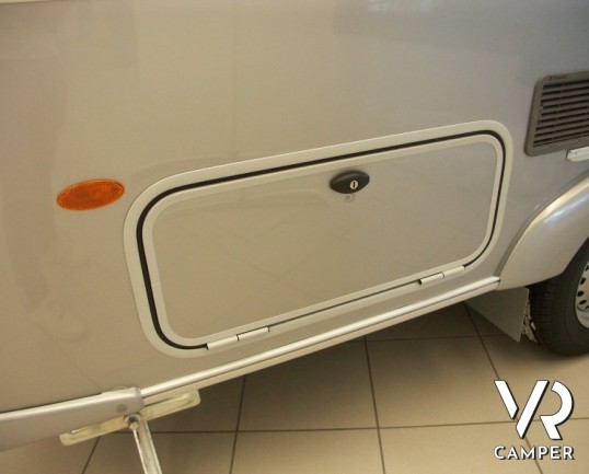 Eriba Touring 430 Silver Edition: caravan nuova 3 posti con tetto a soffietto in versione silver edition con lamiera liscia.