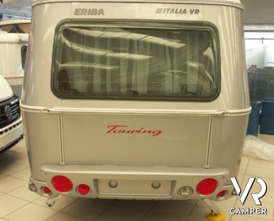 Eriba Touring 430 Silver Edition: caravan nuova 3 posti con tetto a soffietto in versione silver edition con lamiera liscia.