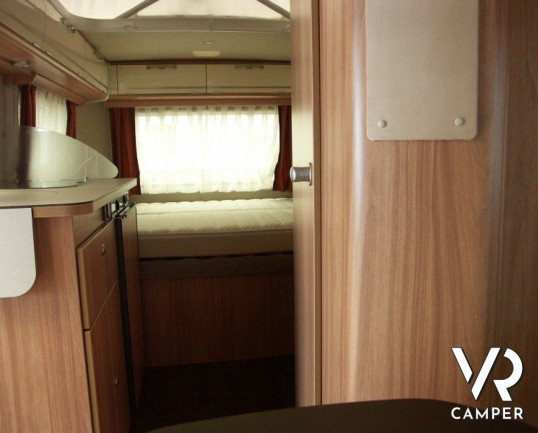 Eriba Touring 430 Silver Edition: caravan nuova 3 posti con tetto a soffietto in versione silver edition con lamiera liscia.