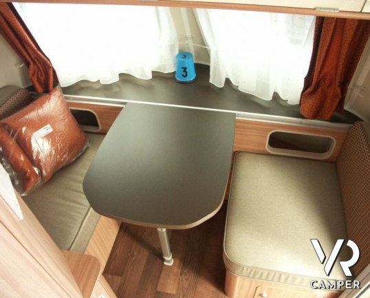 Eriba Touring 430 Silver Edition: caravan nuova 3 posti con tetto a soffietto in versione silver edition con lamiera liscia.