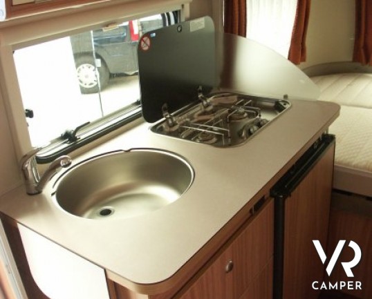 Eriba Touring 430 Silver Edition: caravan nuova 3 posti con tetto a soffietto in versione silver edition con lamiera liscia.