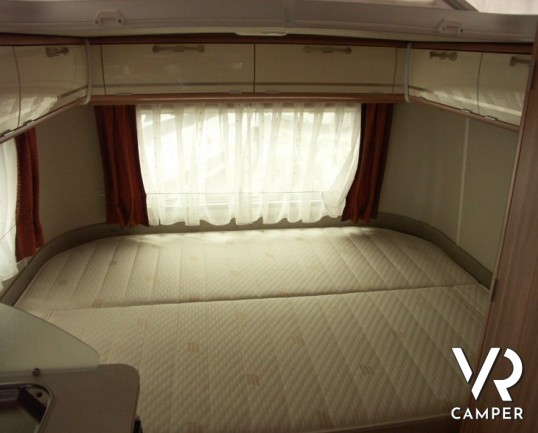 Eriba Touring 430 Silver Edition: caravan nuova 3 posti con tetto a soffietto in versione silver edition con lamiera liscia.