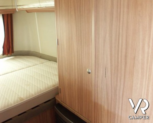 Eriba Touring 430 Silver Edition: caravan nuova 3 posti con tetto a soffietto in versione silver edition con lamiera liscia.