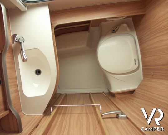 Eriba Touring 430 Silver Edition: caravan nuova 3 posti con tetto a soffietto in versione silver edition con lamiera liscia.