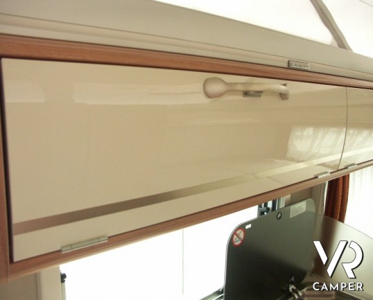 Eriba Touring 430 Silver Edition: caravan nuova 3 posti con tetto a soffietto in versione silver edition con lamiera liscia.