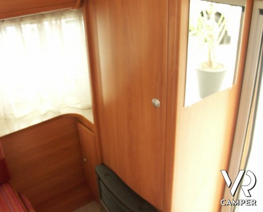 Hymer Eriba Troll 550: caravan con tetto a soffietto con quattro posti letto